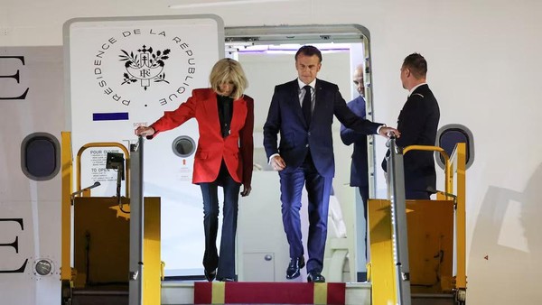 Presiden Macron Bantah Cekcok dengan Istri