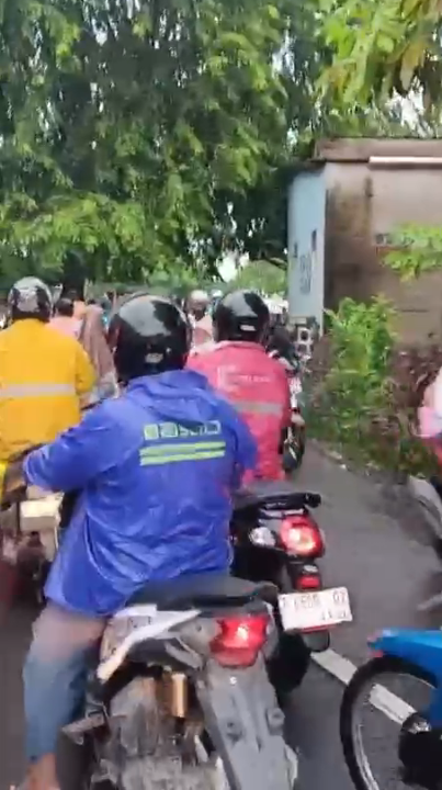 Dikorbankan Demi Sarana Olahraga: Nestapa Warga Karawang Terjebak Macet di Stadion Singaperbangsa